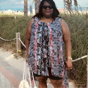 Gorgeous summer dress in brilliant go w/ any shoe colors!